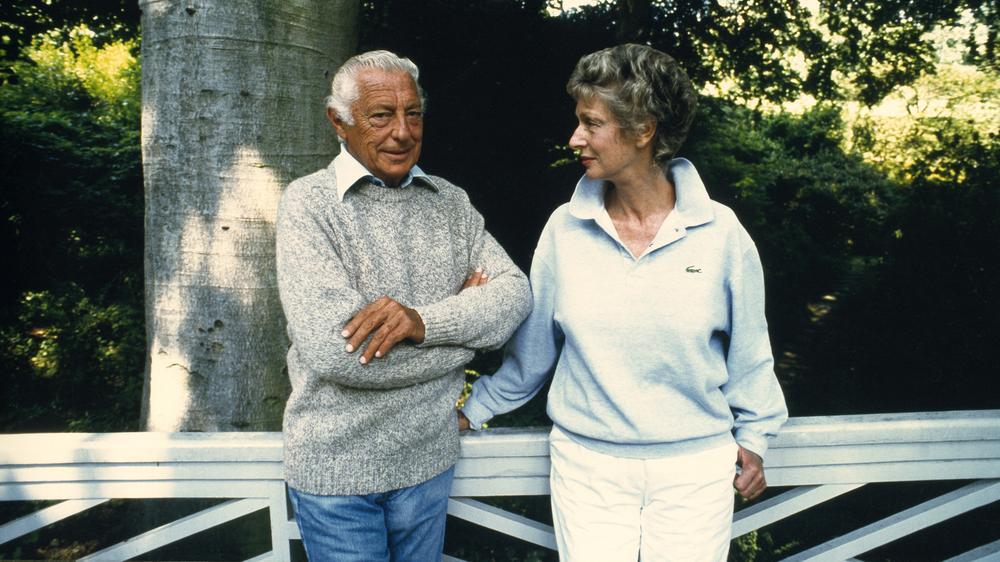 Agnelli-Familie: Gianni en Marella Agnelli 1986 op de gelände in de Wesens in de Nahe von Turijn