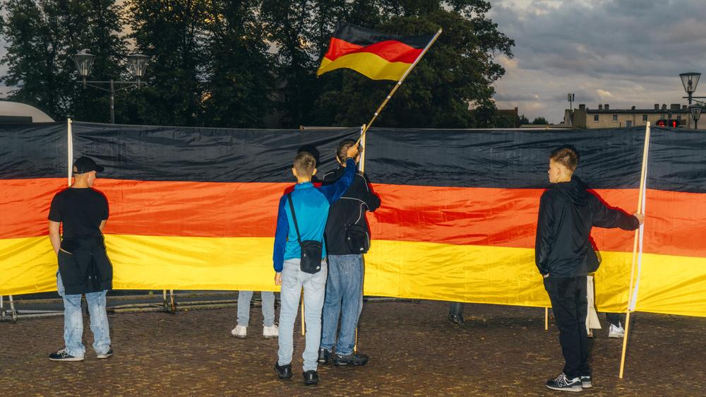 Junge Wähler: AfD-Kundgebung op de Schlossplatz Oranienburg op 11 september 2024