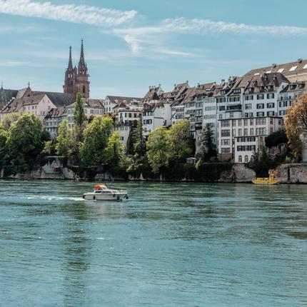 Schweiz: Blick auf Basler Münster am Rhein