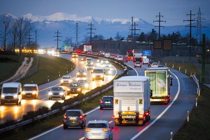 Stau in der Schweiz: Dichter Verkehr auf der A1 bei Genf