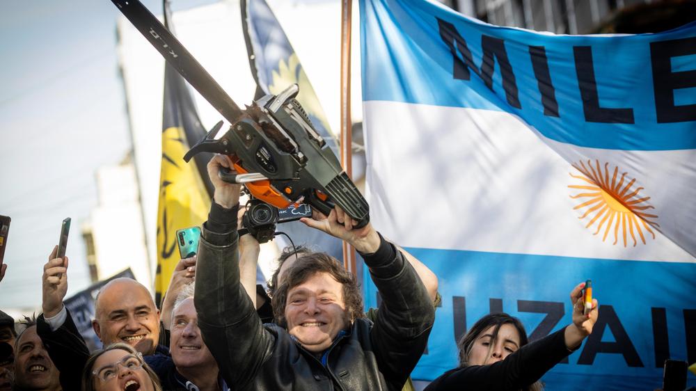 Dictadura militar en Argentina: Javier Mille durante la campaña electoral presidencial de 2023