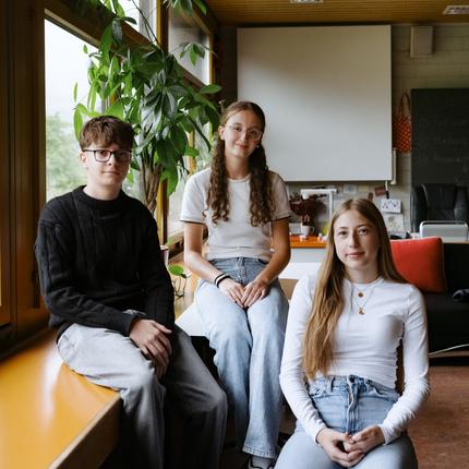 Lehrstellen in der Schweiz: Semir, Erolinda und Dorina im Schulhaus Buchholz der Schule Glarus
############################
ZEIT Redakteurin Salome Müller hat während des vergangenen Jahres eine Oberstufenklasse (2. Sekundarklasse) in Glarus begleitet bei der Frage: Welcher Beruf passt zu mir? Wo würde ich gerne eine Lehre machen? Und wie komme ich dorthin?