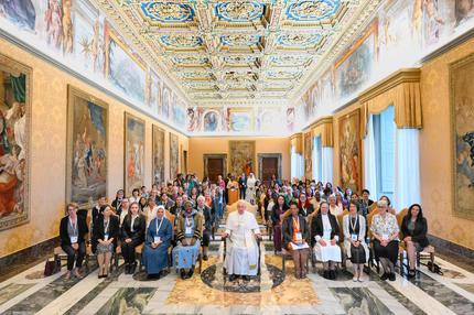 Weltsynode: Gruppenbild mit Heiligem Vater: der 87-jährige Franziskus inmitten von 85 Frauen, die an der Weltsynode teilnahmen. 54 von ihnen waren stimmberechtigt