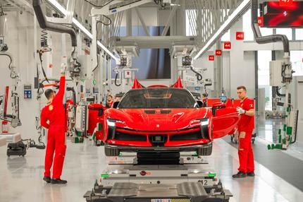 Italienische Autoindustrie: Lamborghini, Ferrari, Ducati: Im italienischen Motorvalley werden noch spritschluckende Straßenmonster hergestellt.