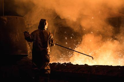 Stellenabbau: BU: Ein Arbeiter überwacht die Reinigung und Legierung von geschmolzenem Eisen zu Stahl im ThyssenKrupp Stahlwerk  ++++++++++<br /> DUISBURG, GERMANY - JANUARY 17: A worker oversees molten iron undergoing purification and alloying to become steel at the ThyssenKrupp steelworks on January 17, 2018 in Duisburg, Germany. ThyssenKrupp CEO Heinrich Hiesinger is seeking to merge the company's steel making unit with Tata Steel of India. The German economy grew 2.2 percent in 2017, its biggest growth rate since 2011. Economists see a strong outlook for 2018. (Photo by Lukas Schulze/Getty Images)