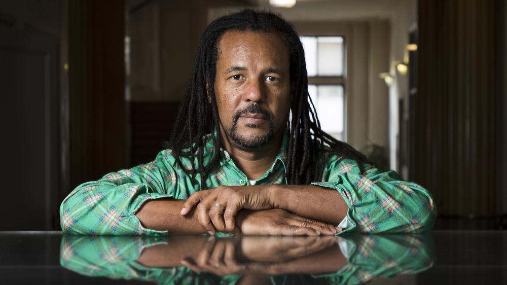 "Die Institutionistin" von Colson Whitehead: Im Vergleich zu Colson Whiteheads Hauptwerken "Underground Railroad" und "Die Nickel Boys" ist "Die Intuitionistin", 1999 erschienen, ein unbeschwerter Roman, jedenfalls auf den ersten Blick.