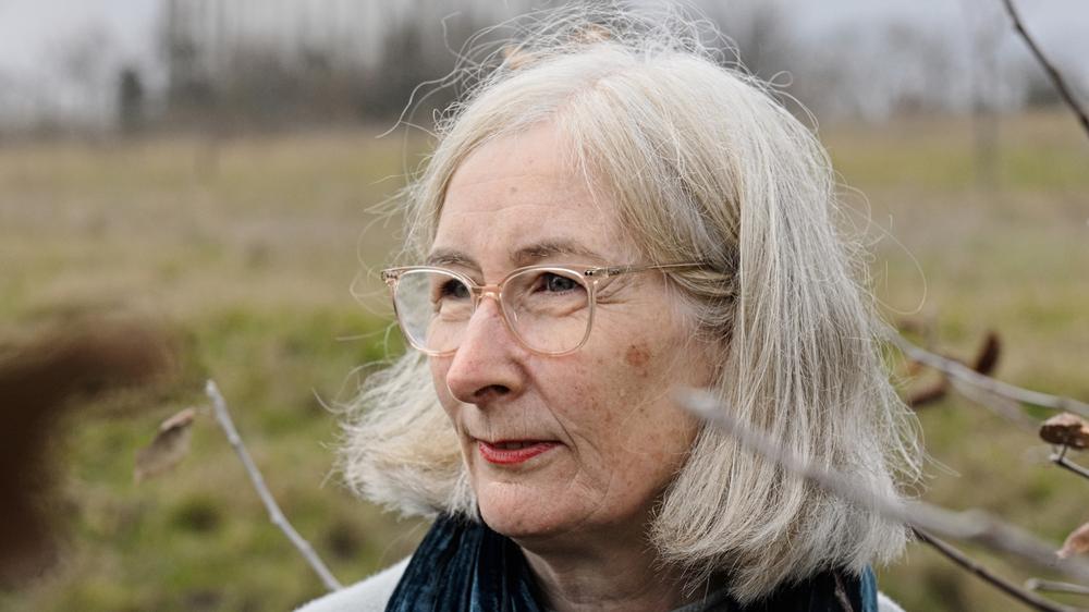 "Für die Freiheit" von Lyndal Roper: Lyndal Roper vor der Rotunde mit dem legendären Tübke-Panorama in Bad Frankenhausen