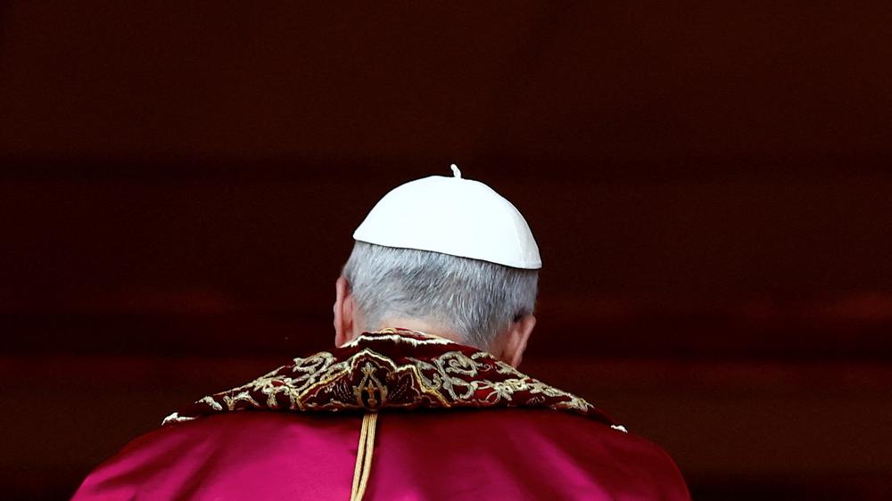  Der neu gewählte Papst Leo XIV. am 8. Mai auf dem Balkon des Petersdoms