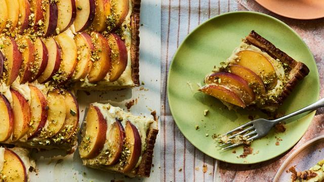 Pfirsich-Pistazien-Tarte: Zum Sommer gehören klebrige Finger!