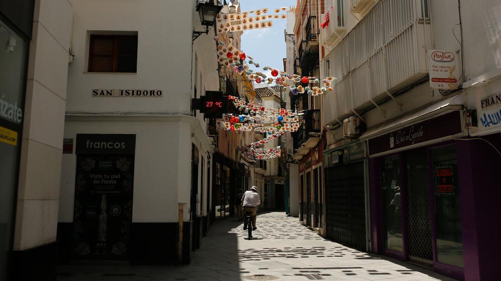  Orte wie Sevilla sind bei Touristen beliebt. Die spanische Regierung reguliert nun den Ferienwohnungsmarkt und hat landesweit 65.000 Airbnbs vom Markt genommen.