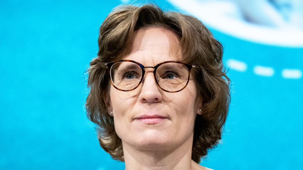  Jessika Roswall spricht im Februar auf einer Pressekonferenz der EU-Kommission für Umwelt und Wasserressourcen.