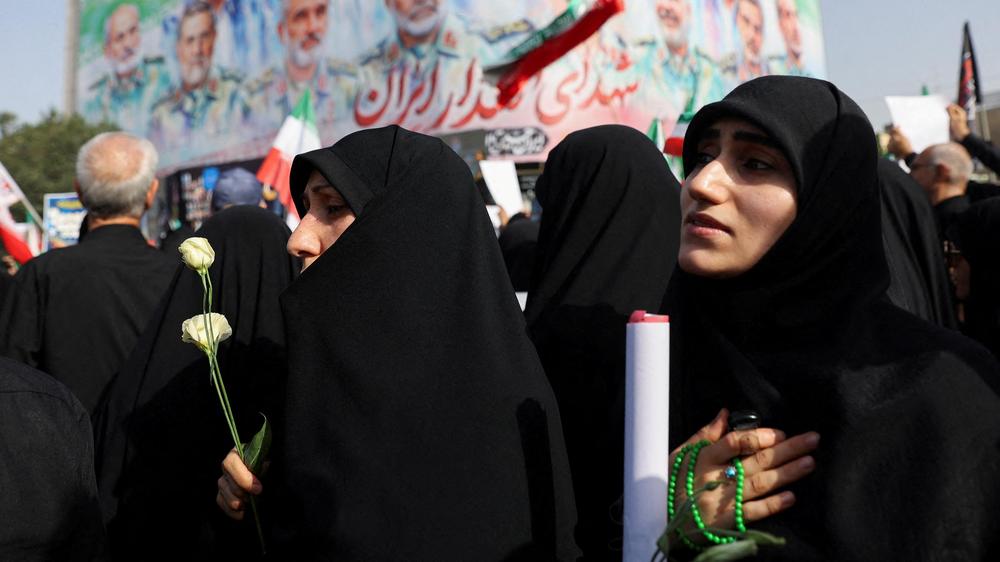  Menschen nehmen am Trauerzug für iranische Militärkommandeure und Atomwissenschaftler teil.