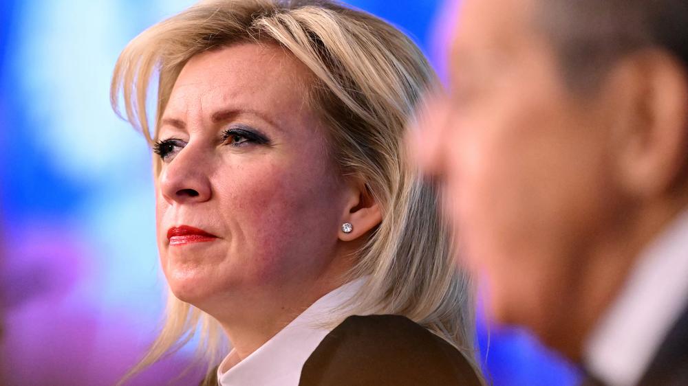  Die Sprecherin des russischen Außenamts, Maria Sacharowa, kündigt Maßnahmen gegen deutsche Journalisten an.