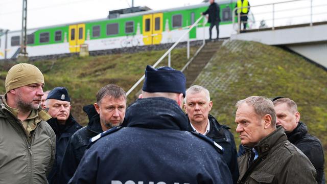 Poljska vlada sumi sabotažo po eksploziji na železniški progi blizu Varšave