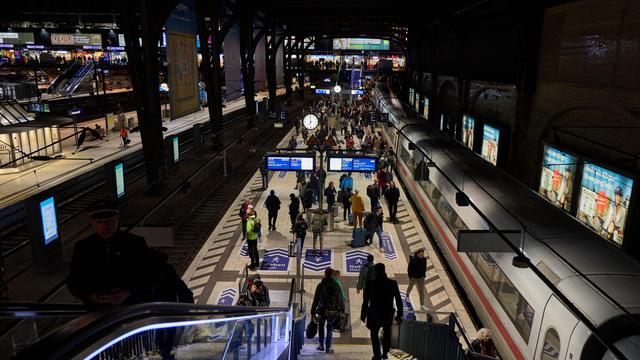 Elbvertiefung: Der tägliche Newsletter aus Hamburg: Nichts wie weg, aber wie, und wohin? Eine Nacht im Hauptbahnhof