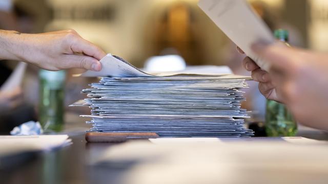 Volksentscheide: Schweizer lehnen Erbschaftsteuer für Superreiche und Dienstpflicht ab