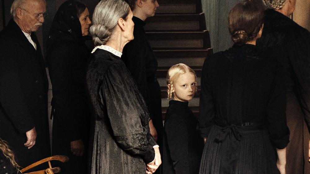 Der Film "In die Sonne schauen" handelt von vier jungen Frauen, die zu unterschiedlichen Zeiten auf einem Bauernhof in der Altmark leben.