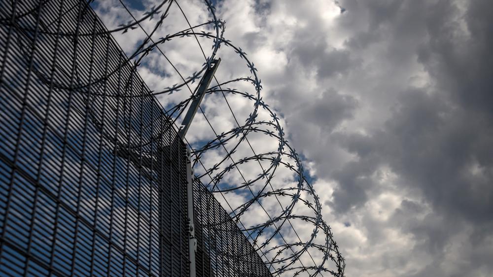  Befestigung an der Grenze zwischen Lettland und Belarus. Der baltische Staat hat die Verstärkung seines Grenzschutzes verlängert.