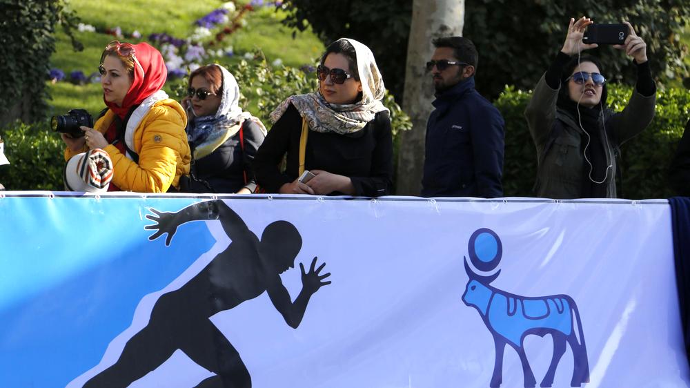  Besucher verfolgen am 7. April 2017 den ersten internationalen Teheran-Marathon. Beim Marathon auf der iranischen Insel Kisch starteten manche Frauen ohne die im Iran vorgeschriebene Kopfbedeckung.