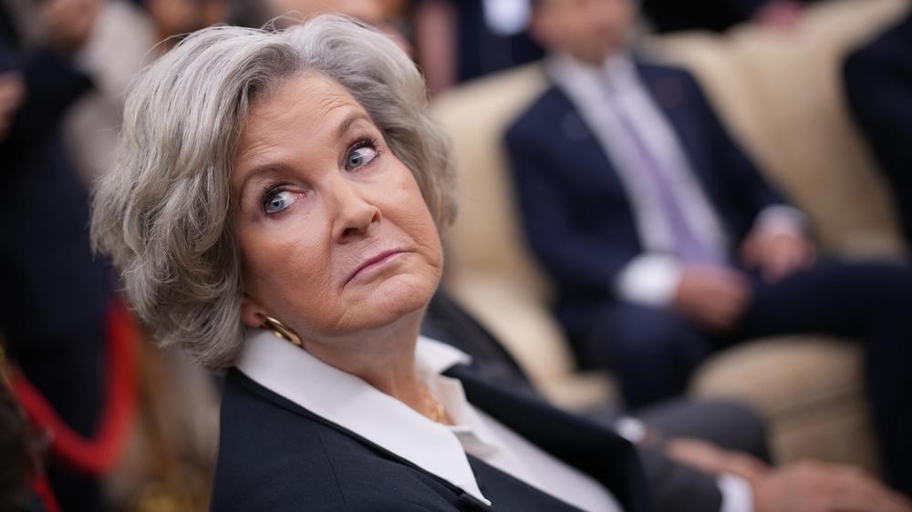  Trump attestierte Susie Wiles in Interviews die Persönlichkeit eines Alkoholikers, seinen Vizepräsidenten nannte sie einen "Verschwörungstheoretiker“ und Elon Musk einen "seltsamen Vogel.