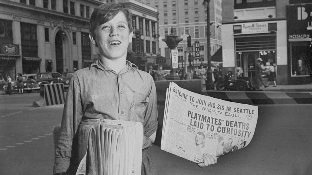 Maßnahmen gegen Propaganda: "Extra! Extra! Read all about it!": Die Presse lebt von Sensationen – Straßenszene in Wichita, Kansas, 1947.