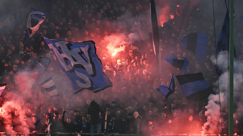 HSV Fanszene: HSV-FANS MIT Bengalos Beim Spiel Gegen Den 1. FC Köln