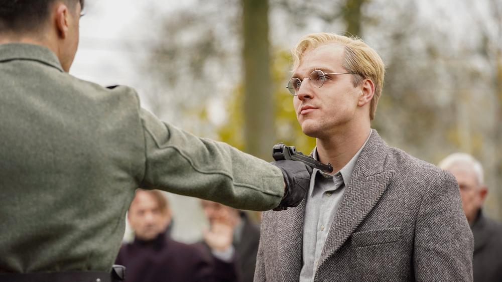 "Bonhoeffer": Jonas Dassler spielt Bonhoeffer als Widerstandskämpfer auf Speed.