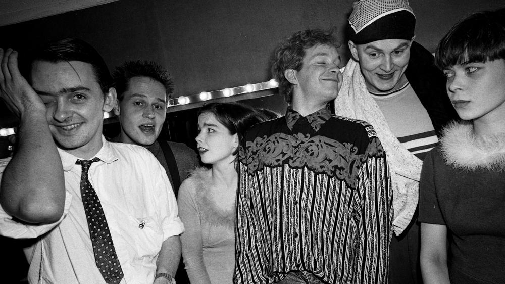 Liebesgeschichte: Bragi Ólafsson (links) mit seiner Band The Sugarcubes in Paris, 1990