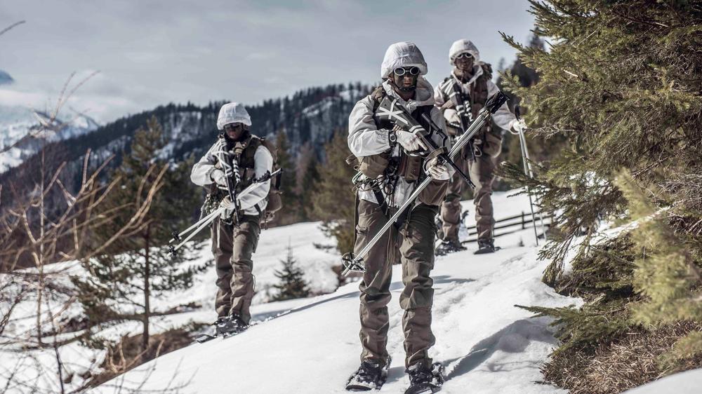 Militär in Österreich und Schweiz: Drei Offiziersanwärter aus Österreich bei der Gebirgskampfausbildung