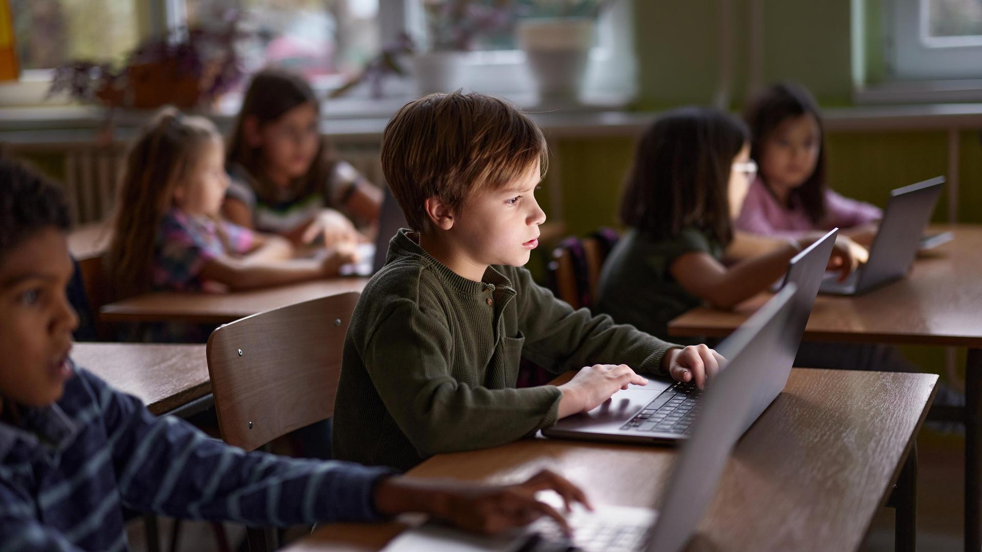 Künstliche Intelligenz in der Schule: Schützt Jugendliche vor der Manipulation durch KI!