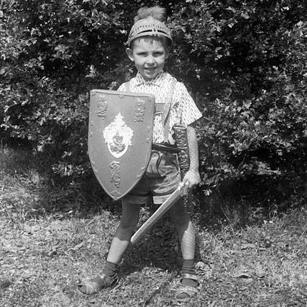 Pazifismus: Sein Holzschwert musste Andreas Öhler, hier fünf Jahre alt, an der Tür des Kindergartens widerwillig abgeben