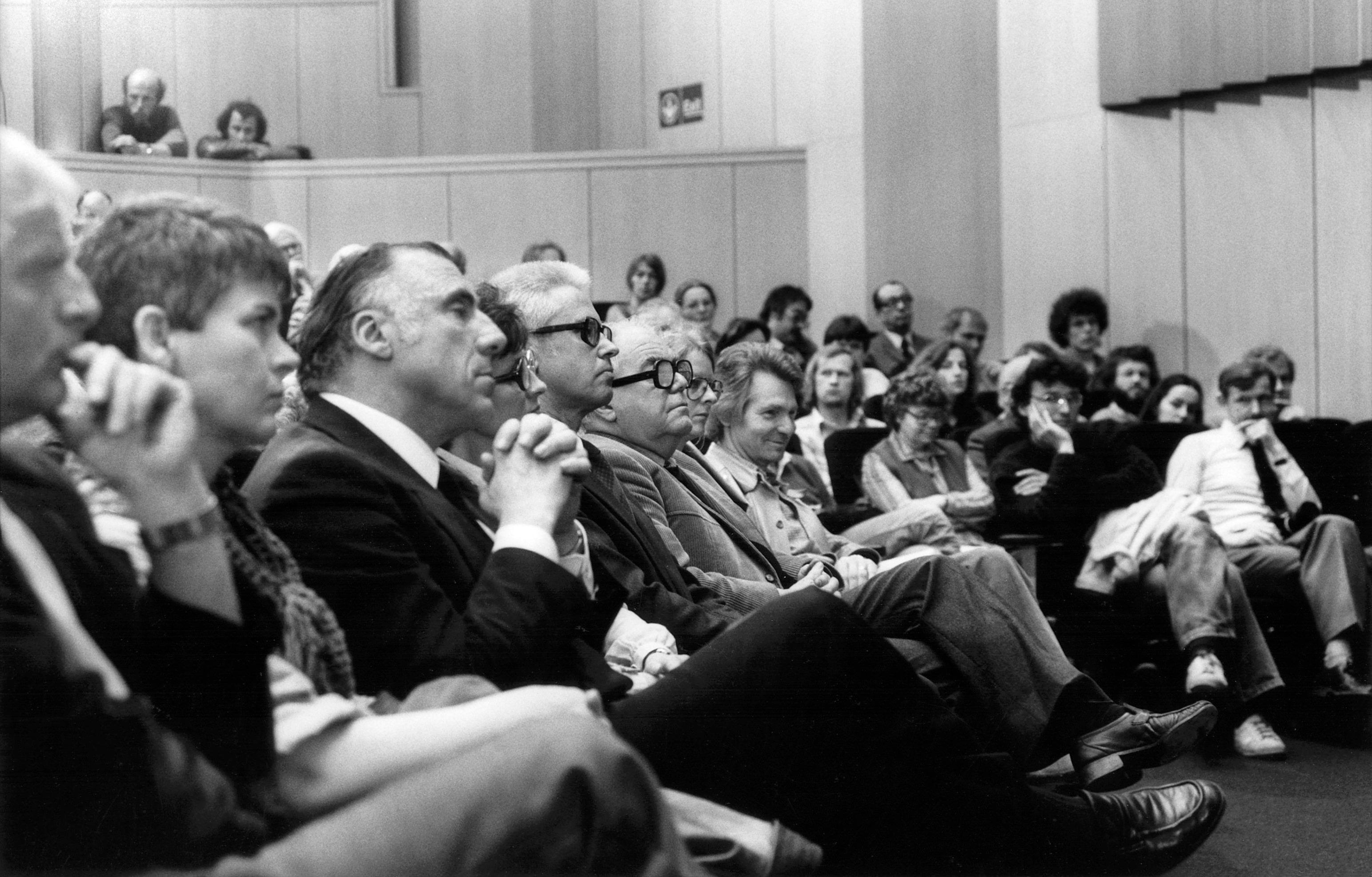 Siegfried Unseld und die NSDAP: Adolf Muschg (ganz links) mit Siegfried Unseld (Dritter von links), 1981 in Zürich