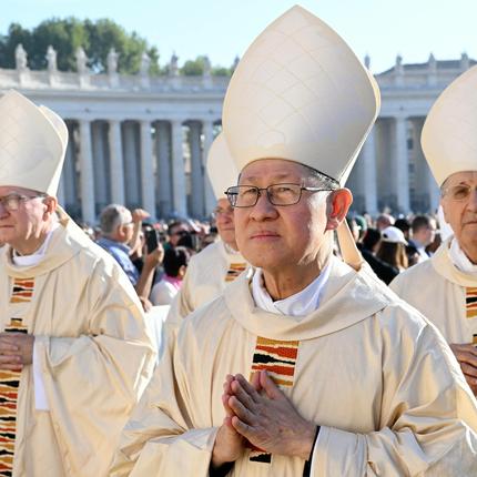 Nachfolger des Papstes: Der Jesuit Luis Antonio Tagle gilt als der "asiatische Franziskus".
##########################
File photo - Cardinal â€˜papabileâ€™ Luis Antonio Tagle (Philippines) attends a ceremony at the Vatican on October 4, 2023. - A progressive voice within the Church, Cardinal Luis Antonio Tagle has long been considered a potential successor to Pope Francis. Tagle has been vocal in advocating for greater inclusivity, particularly for LGBTQ individuals and divorced Catholics. He is considered, within the church and the curia, one of the papal names, and could be the Successor of Peter. Photo by Eric Vandeville/ABACAPRESS.COM