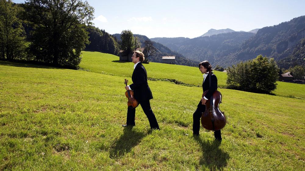  Kann es für Musiker einen schöneren Weg zur Arbeit geben, als über Almwiesen zu stapfen?