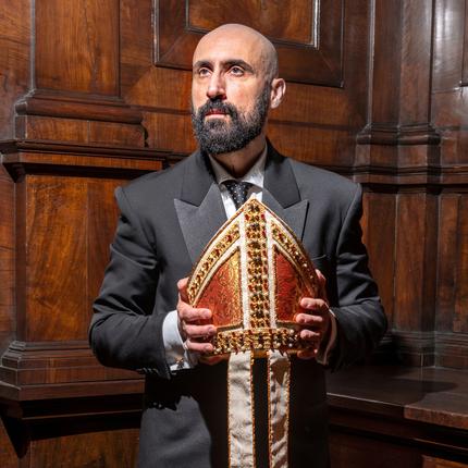Filippo Sorcinelli: Filippo Sorcinelli, 49, in der Kirche Santa Maria in Aracoeli in Rom.  In den Händen hält er eine Mitra aus seinem Atelier