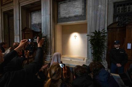 Grab von Papst Franziskus: Franziskus wurde im Seitenschiff der Basilika Santa Maria Maggiore in Rom bestattet