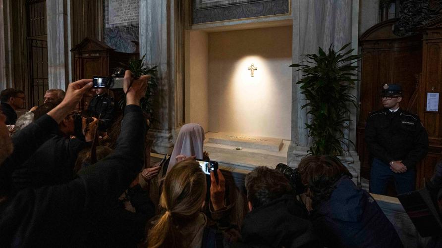 Grab von Papst Franziskus: Franziskus wurde im Seitenschiff der Basilika Santa Maria Maggiore in Rom bestattet