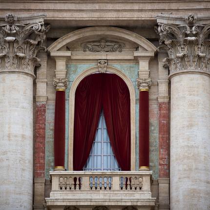 Papstwahl: Auf dem mittleren  Balkon  der Petersbasilika  sagt der zuständige Kardinal:  »Habemus Papam«   und nennt den Namen des Neuen. Der Papst hält eine Ansprache und segnet die Zuschauer
