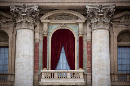 Nach dem Konklave: Auf dem mittleren  Balkon  der Petersbasilika  sagt der zuständige Kardinal:  »Habemus Papam«   und nennt den Namen des Neuen. Der Papst hält eine Ansprache und segnet die Zuschauer