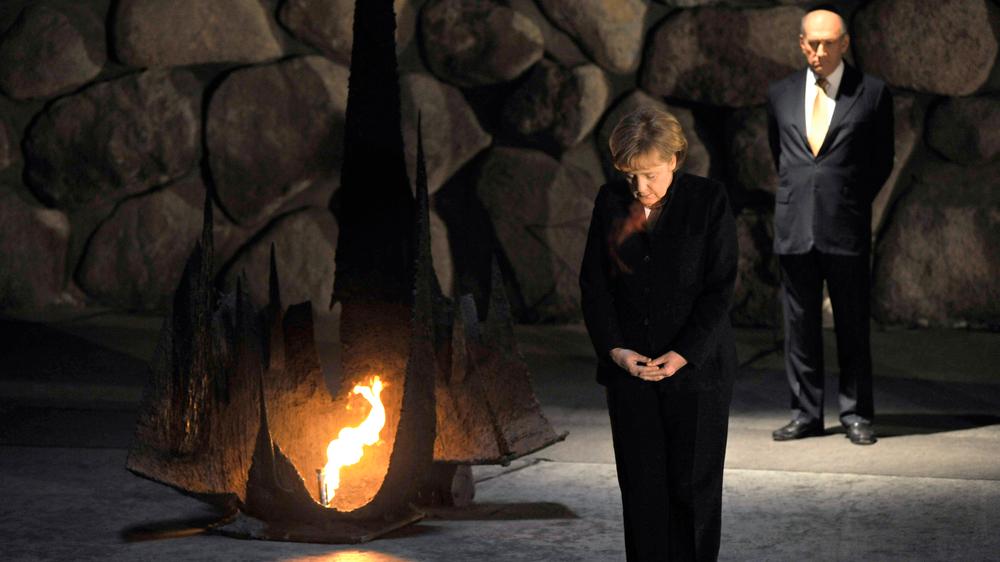  Ex-Bundeskanzlerin Angela Merkel und der frühere israelische Premierminister Ehud Olmert 2008 in Yad Vashem