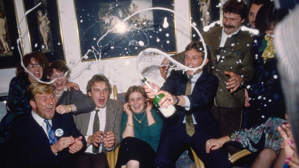  Der damals neue FPÖ-Chef Jörg Haider feiert nach der Nationalratswahl in Österreich 1986. Haiders Erfolgsrezepte prägen die Politik des Landes bis heute.