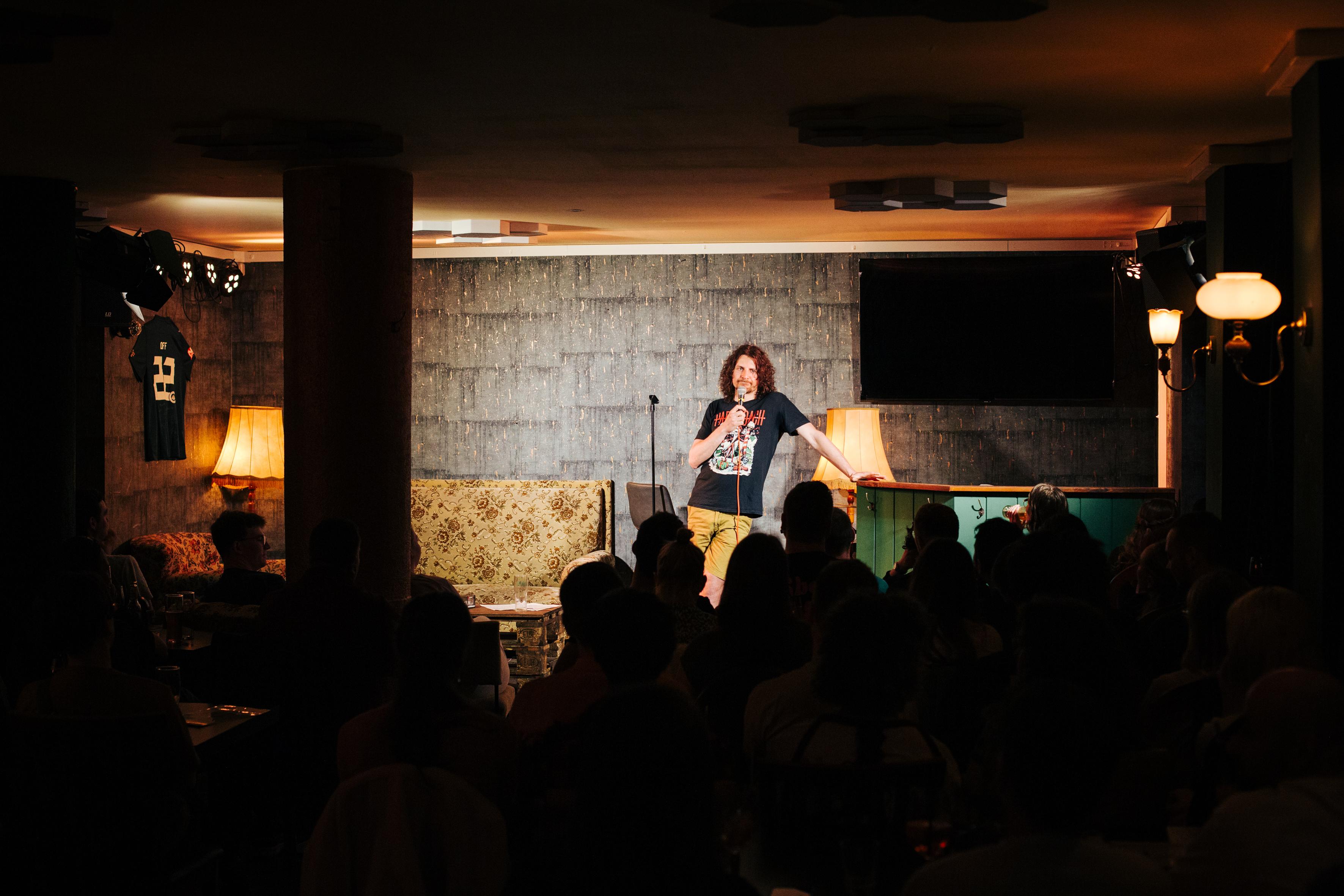 Stand-up-Comedy: Moderator Johnny lässt das Publikum auch mal hecheln, wenn es sein muss.
