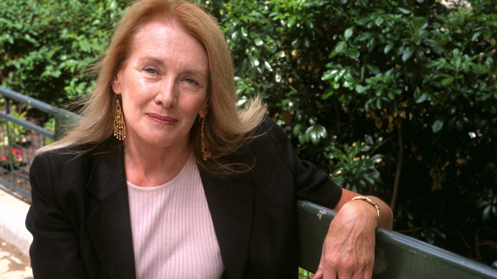  Die Autorin Annie Ernaux 1997 in Paris; in dem Jahr erschien das Buch über die Demenz ihrer Mutter im französischen Original, das jetzt unter dem Titel "Ich komme nicht aus der Dunkelheit raus" ins Deutsche übersetzt wurde.