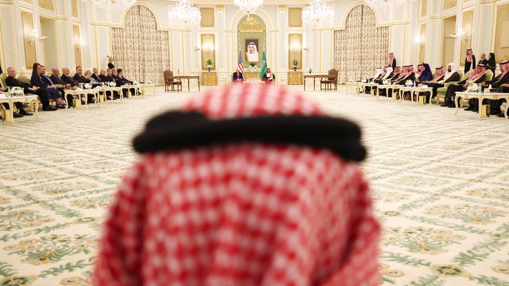 Donald Trump: US-Präsident Donald Trump und der saudische Kronprinz Mohammed bin Salman nehmen am 13. Mai 2025 an einer Unterzeichnungszeremonie am Königshof im saudi-arabischen Riad teil.