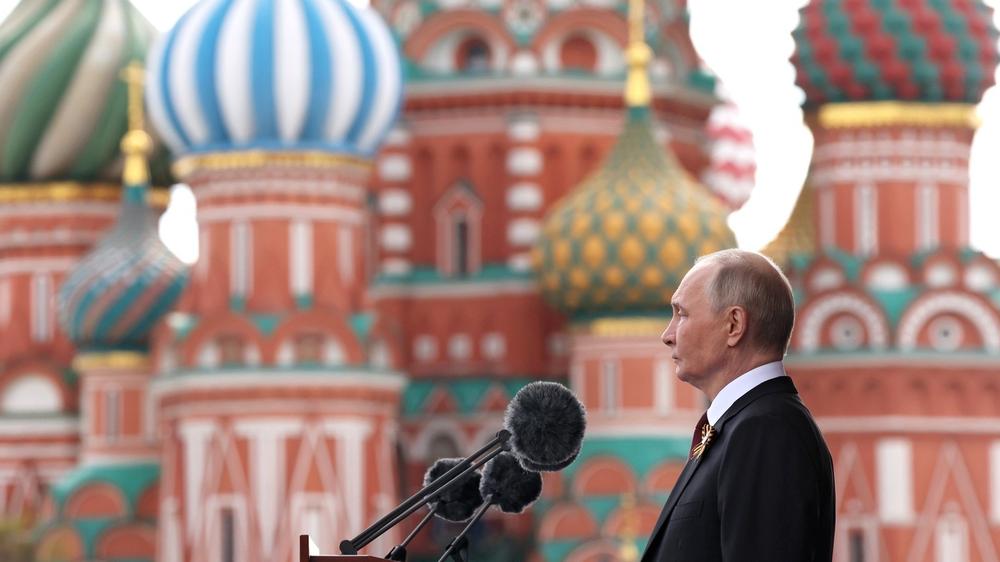  Russlands Präsident Wladimir Putin bei der Militärparade in Moskau zum Tag des Sieges über Nazideutschland im Zweiten Weltkrieg am 9. Mai 2025 in Moskau