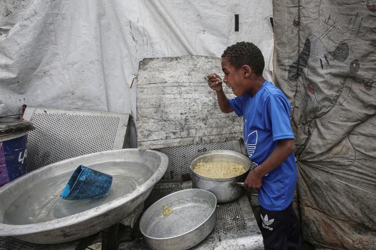  Ein Junge in einem Zelt in Gaza-Stadt. Das Bild wurde am 10. Mai aufgenommen.