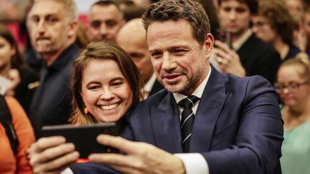 Rafał Trzaskowski: Seit Monaten ist Rafał Trzaskowski auf Wahlkampftour in polnischen Städten und Dörfern. Am Ende jeder Veranstaltung gibt es Selfies.