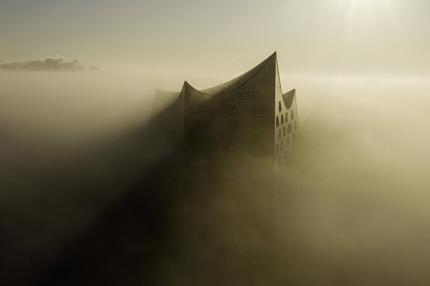 Kulturbetrieb: Die Hamburger Elbphilharmonie im Nebel. Der deutsche Kulturbetrieb ist derzeit orientierungslos. ++++++++++++++<br/>Hamburg 2021 Hamburg 2021, Photographie, Fotografie Elbphilharmonie, Elphie im Nebel Hamburg  JuergenxTap *** Hamburg 2021 Hamburg 2021, photography, photography Elbphilharmonie, Elphie in the fog Hamburg  JuergenxTap