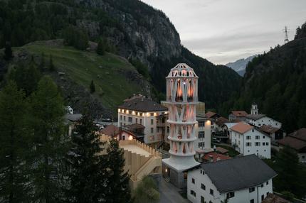 Turm in Mulegns: Ist das die Zukunft? Oder nur ein Phallus? Der Turm im Dorf Mulegns