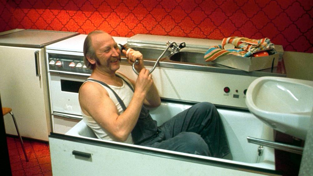 "Ein echter Wiener geht nicht unter": Für Tonis Geburtstag soll die Wohnung renoviert werden.